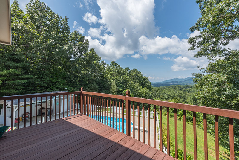 Mountain Top Oasis has Views